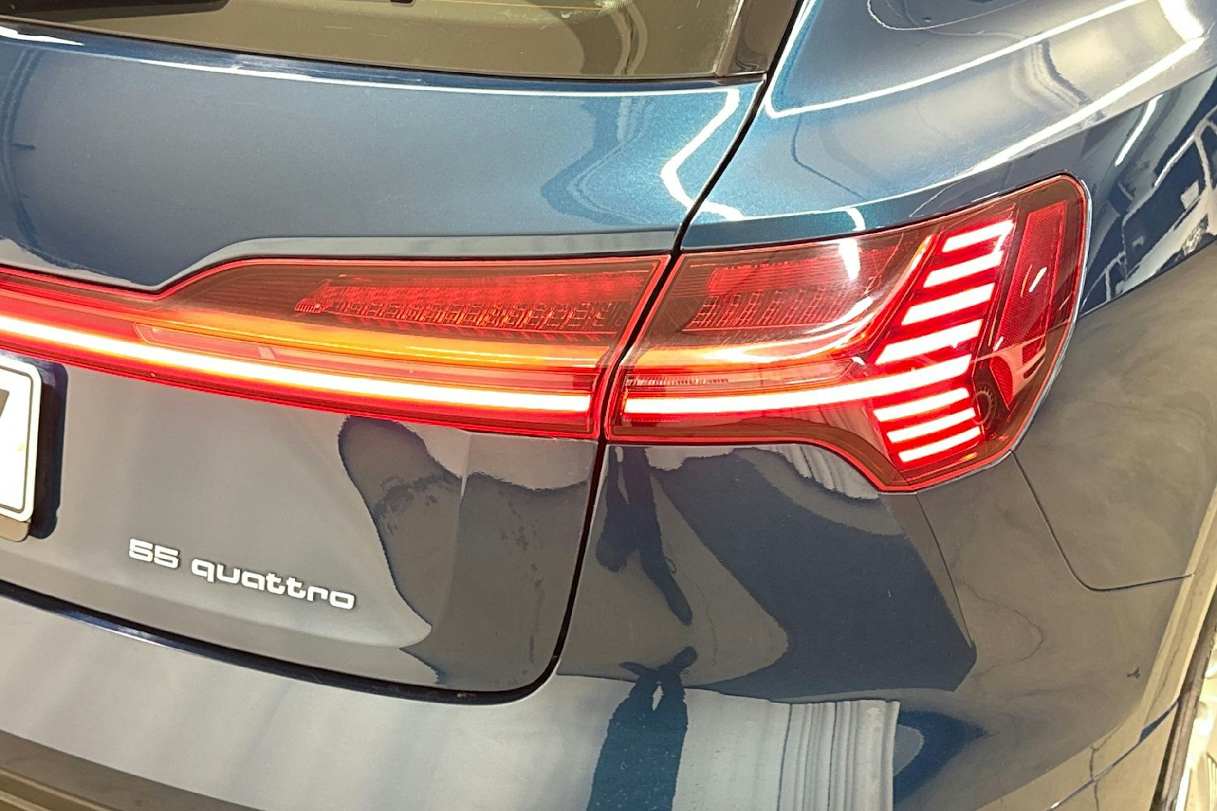 sininen Audi e-tron 2023 kuva 17.