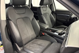 sininen Audi e-tron 2023 kuva 18.