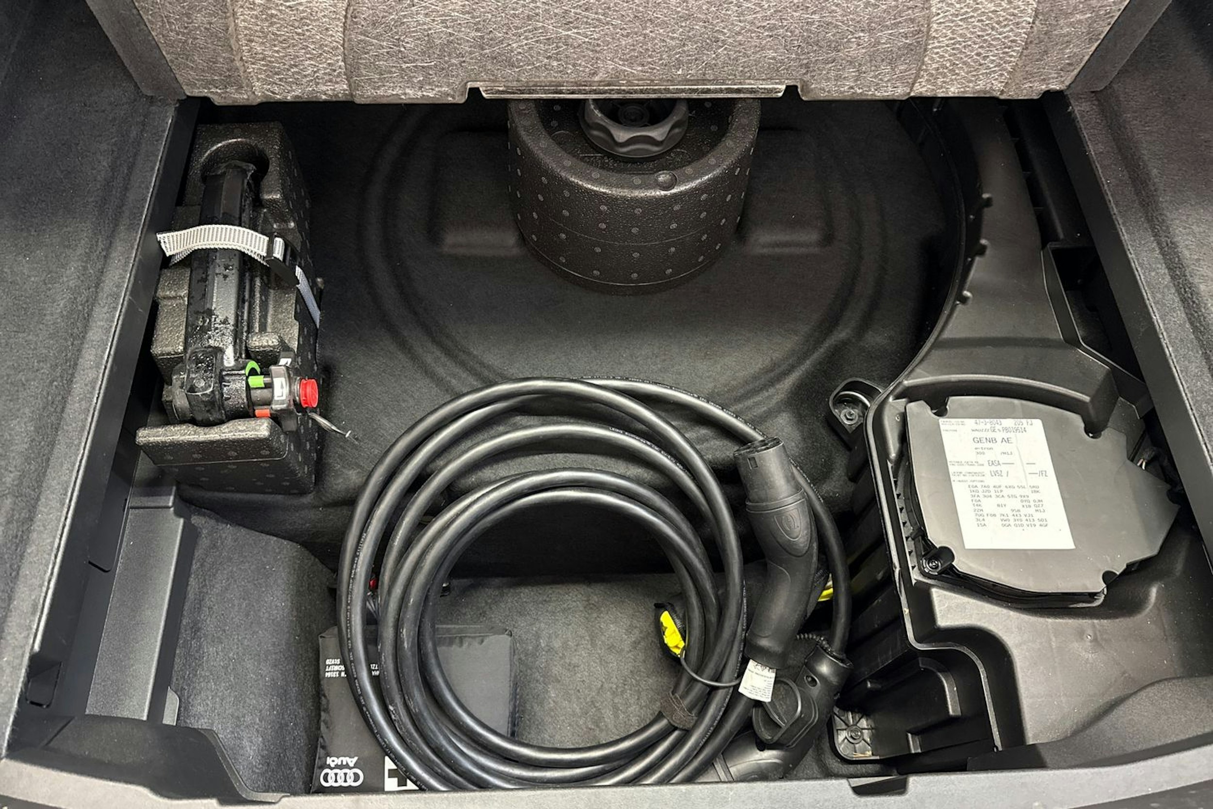 sininen Audi e-tron 2023 kuva 19.