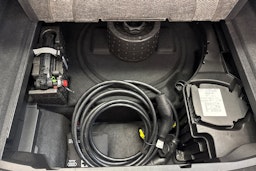 sininen Audi e-tron 2023 kuva 19.