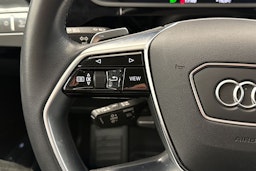 sininen Audi e-tron 2023 kuva 21.