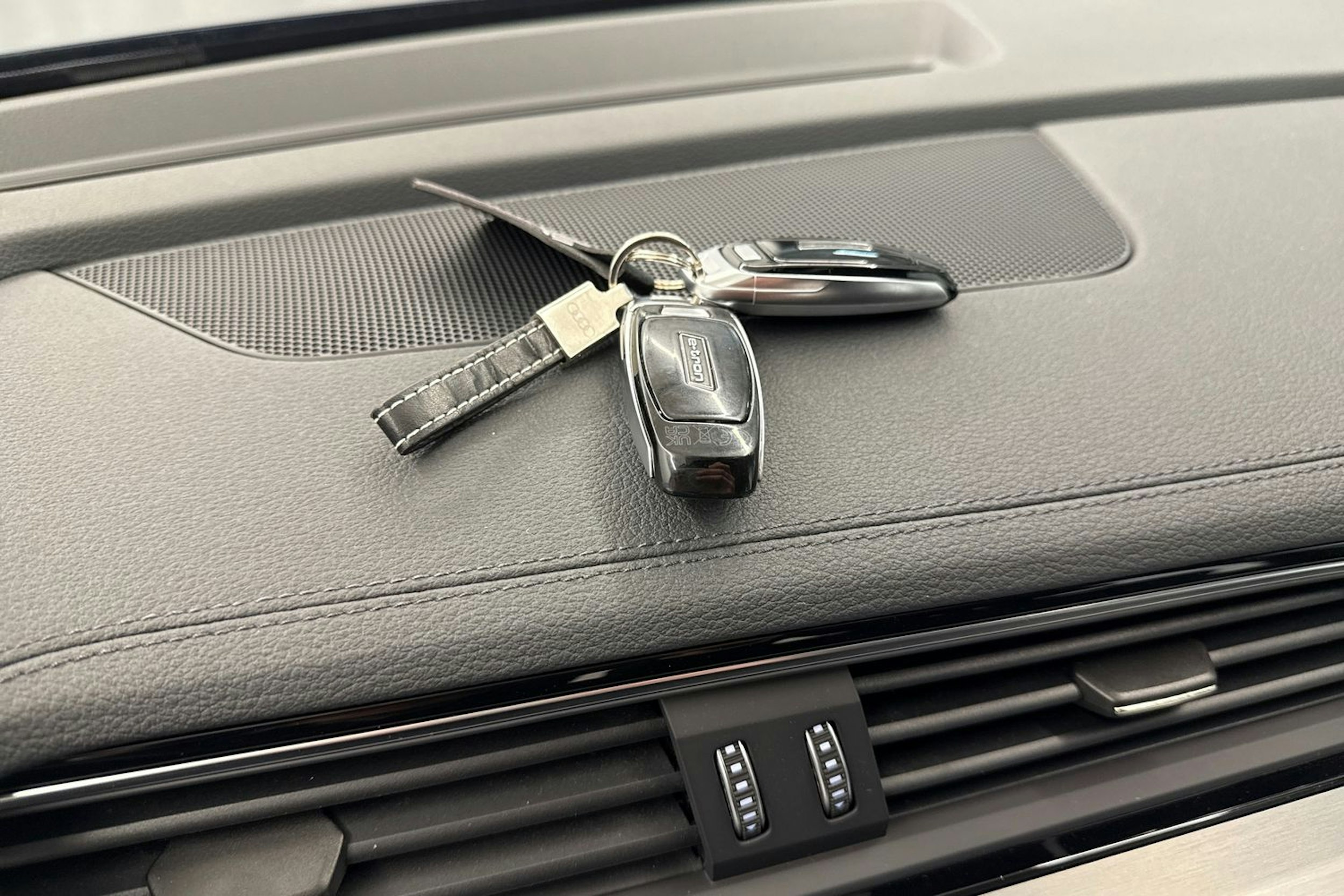 sininen Audi e-tron 2023 kuva 24.