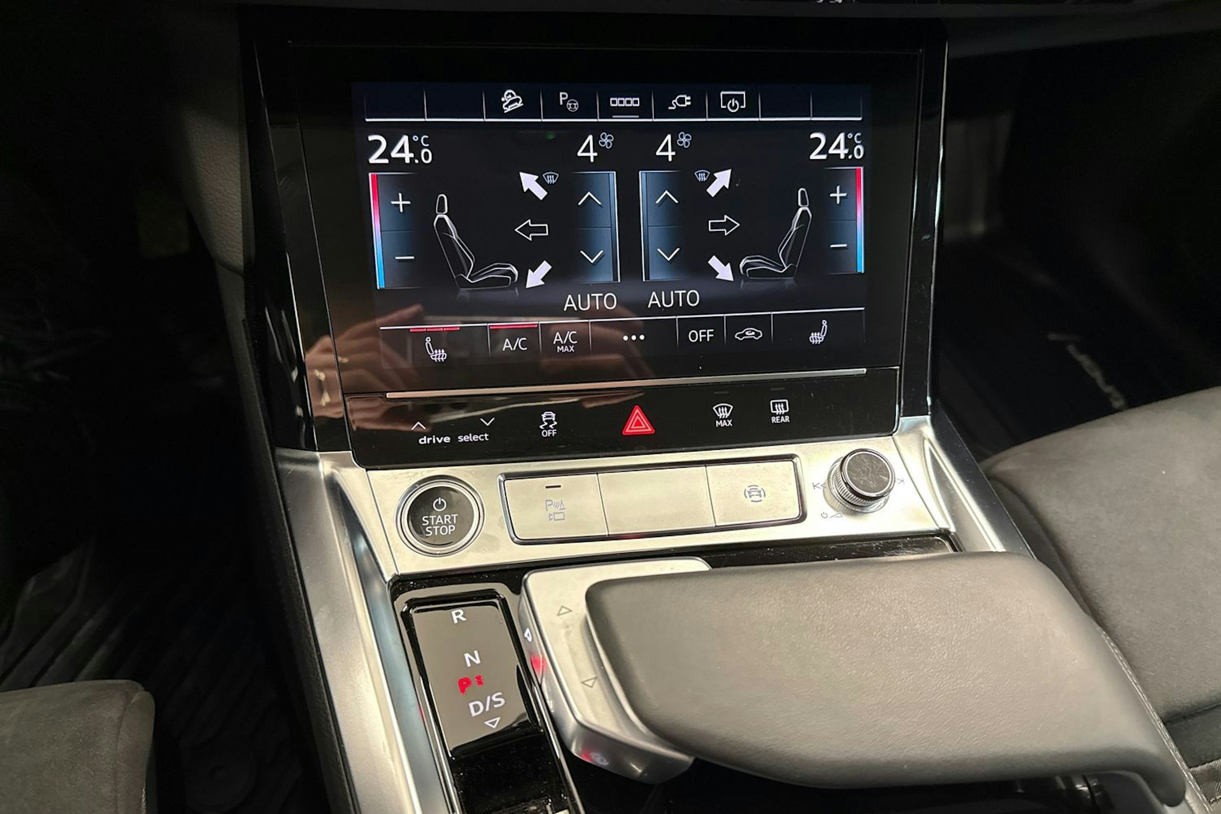 sininen Audi e-tron 2023 kuva 26.