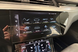 sininen Audi e-tron 2023 kuva 29.