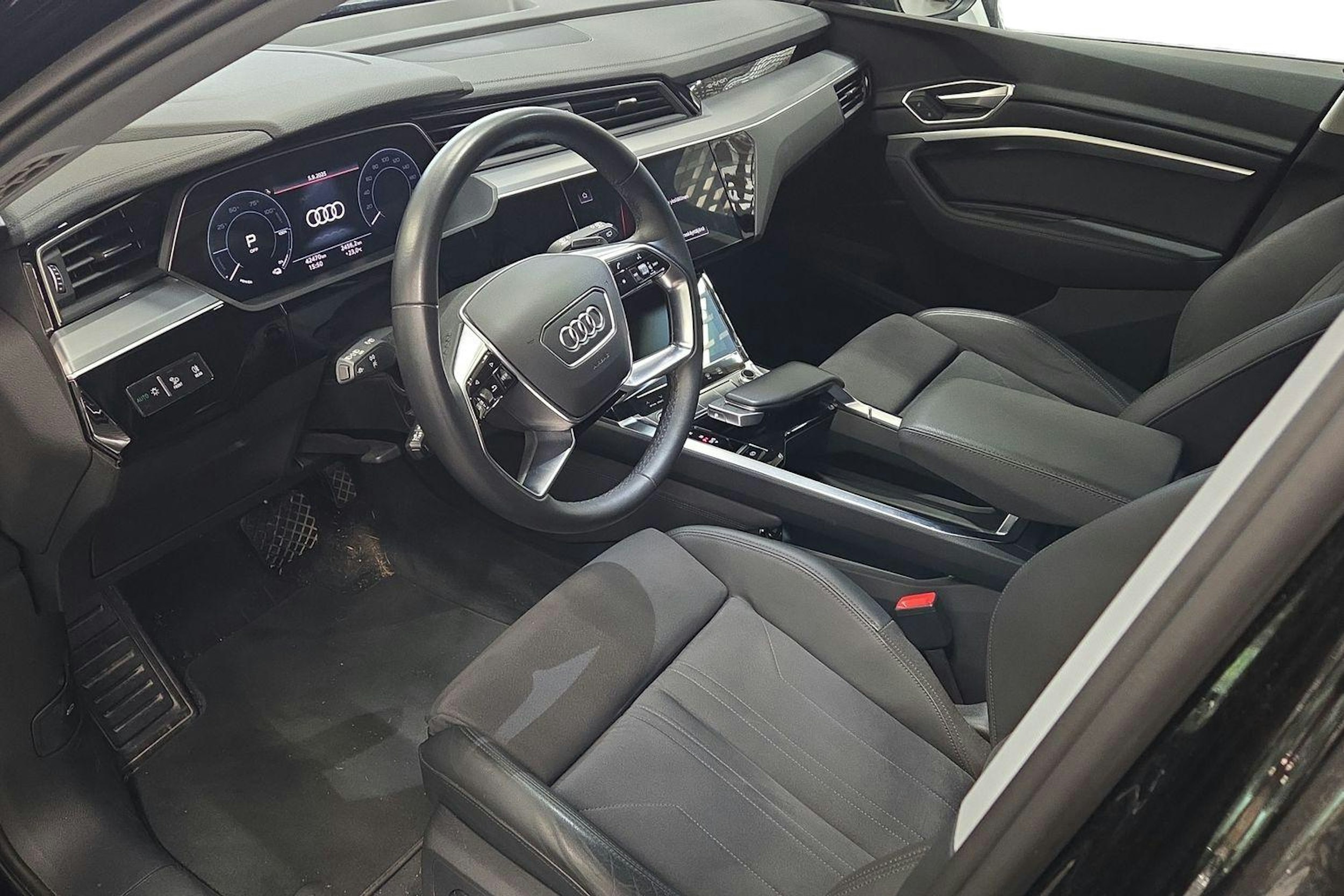 musta Audi e-tron 2023 kuva 3.