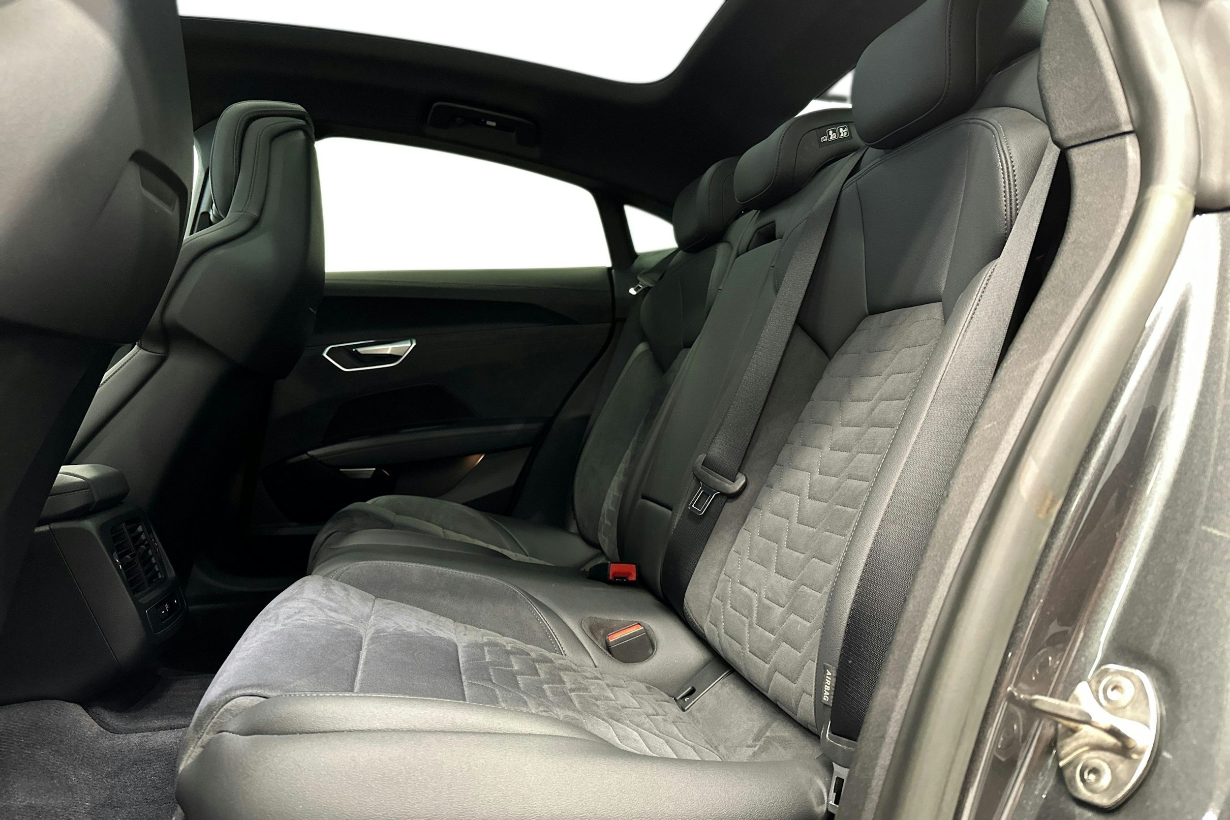 harmaa Audi e-tron 2023 kuva 10.
