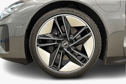 harmaa Audi e-tron 2023 kuva 11.