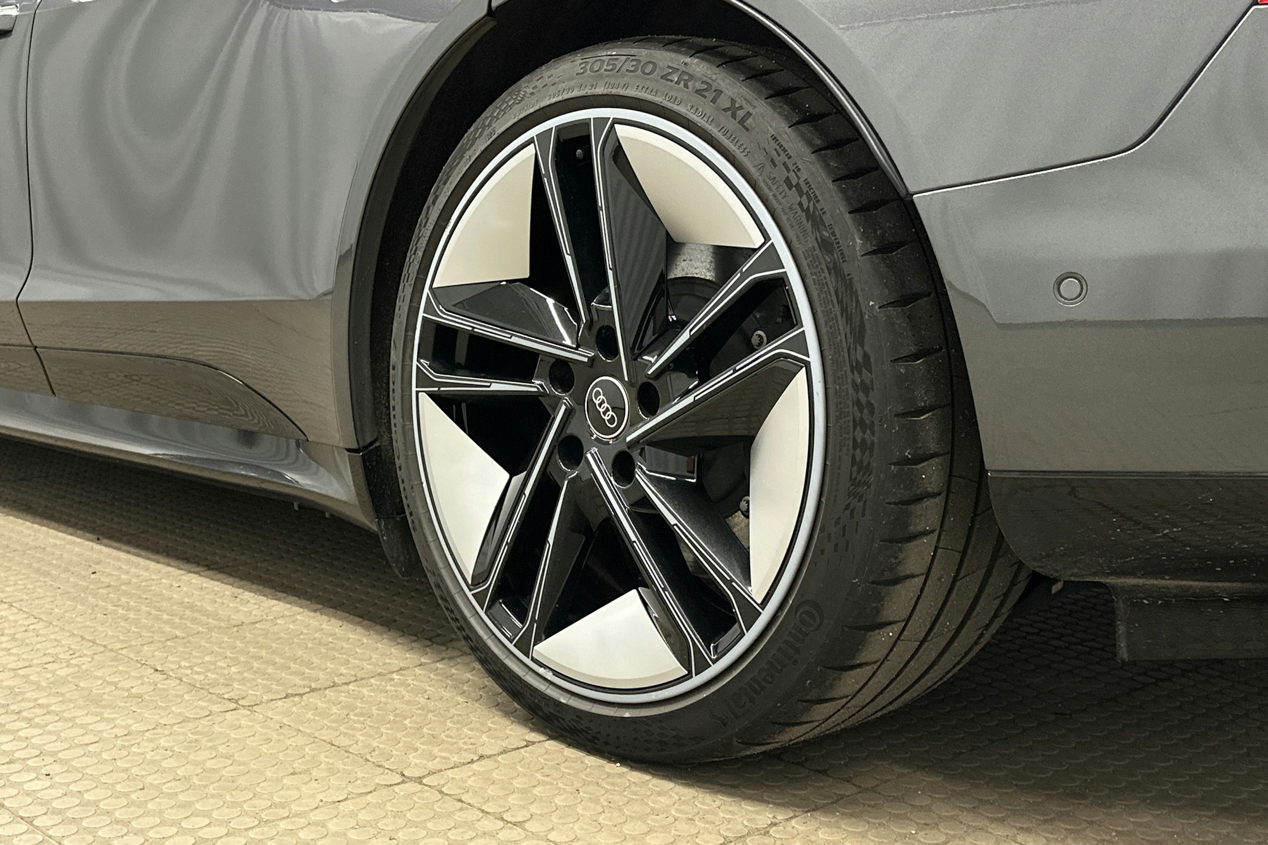 harmaa Audi e-tron 2023 kuva 12.