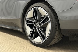 harmaa Audi e-tron 2023 kuva 12.