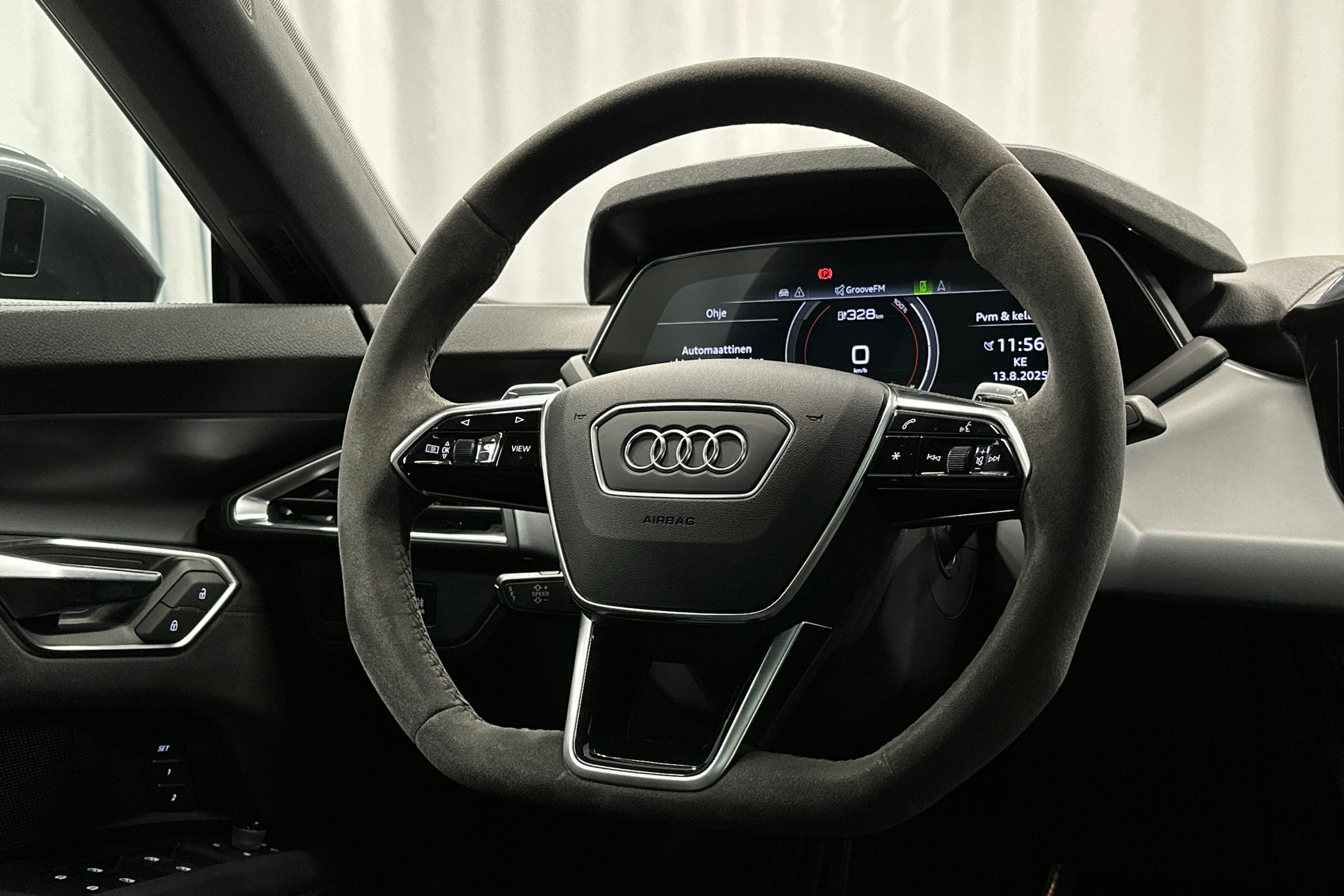 harmaa Audi e-tron 2023 kuva 13.