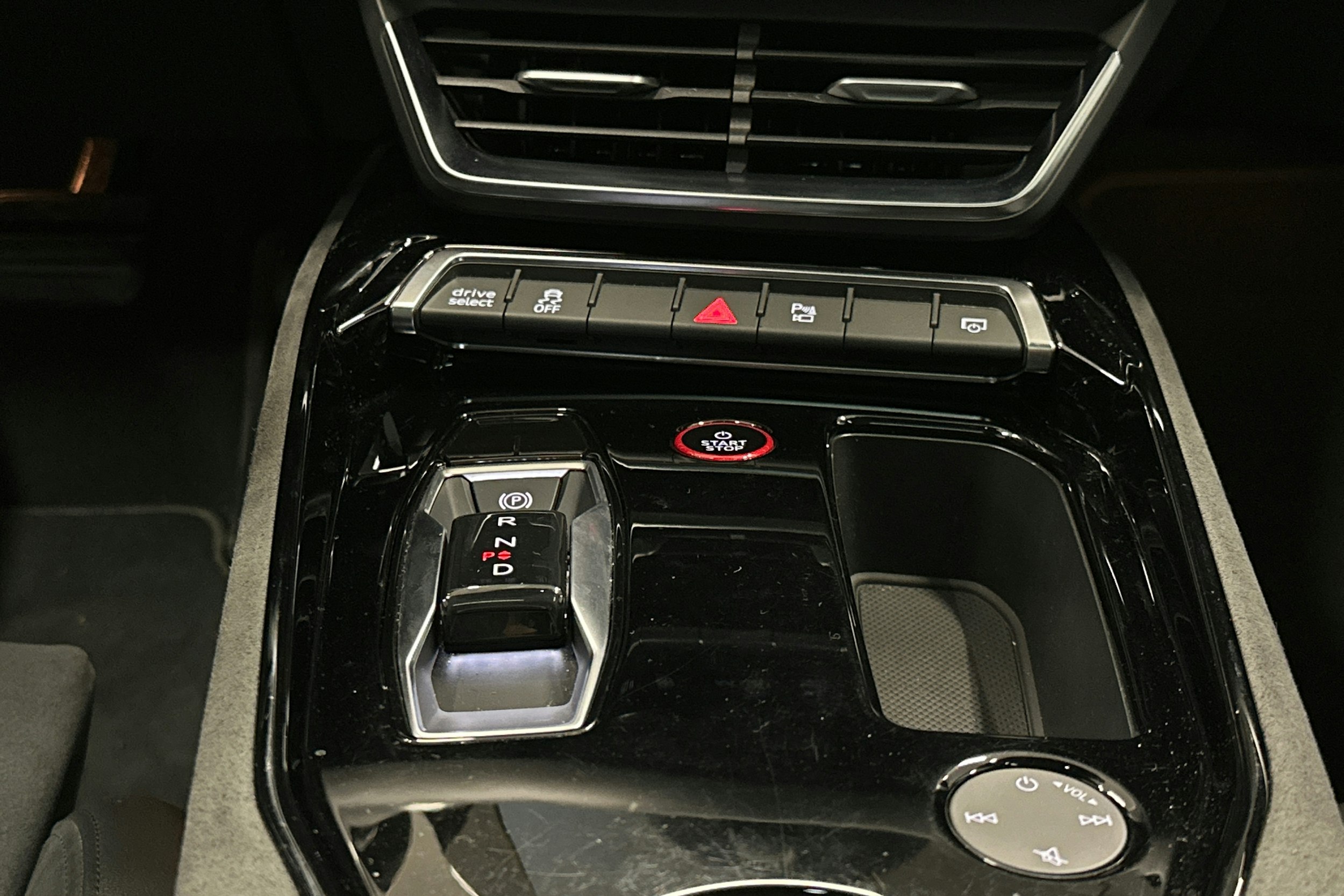 harmaa Audi e-tron 2023 kuva 14.