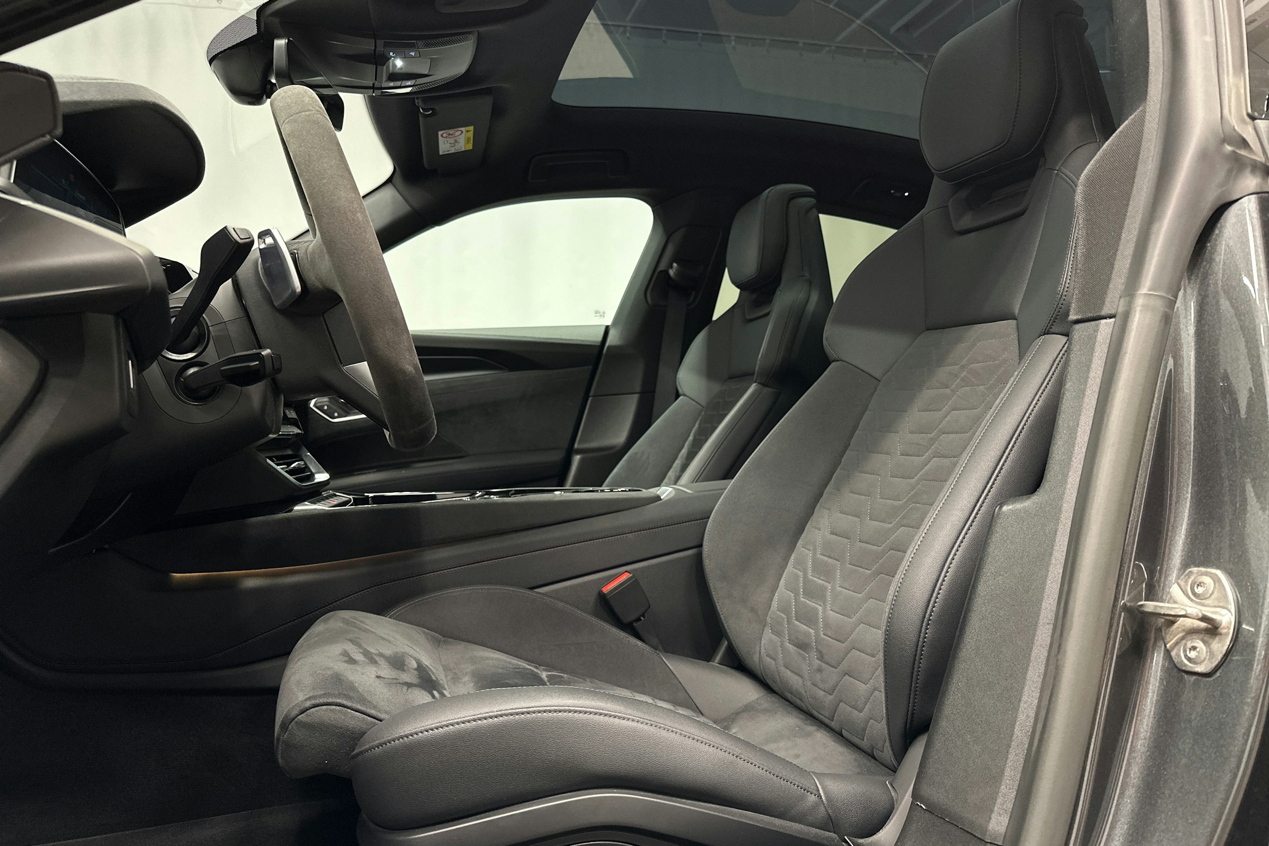 harmaa Audi e-tron 2023 kuva 15.