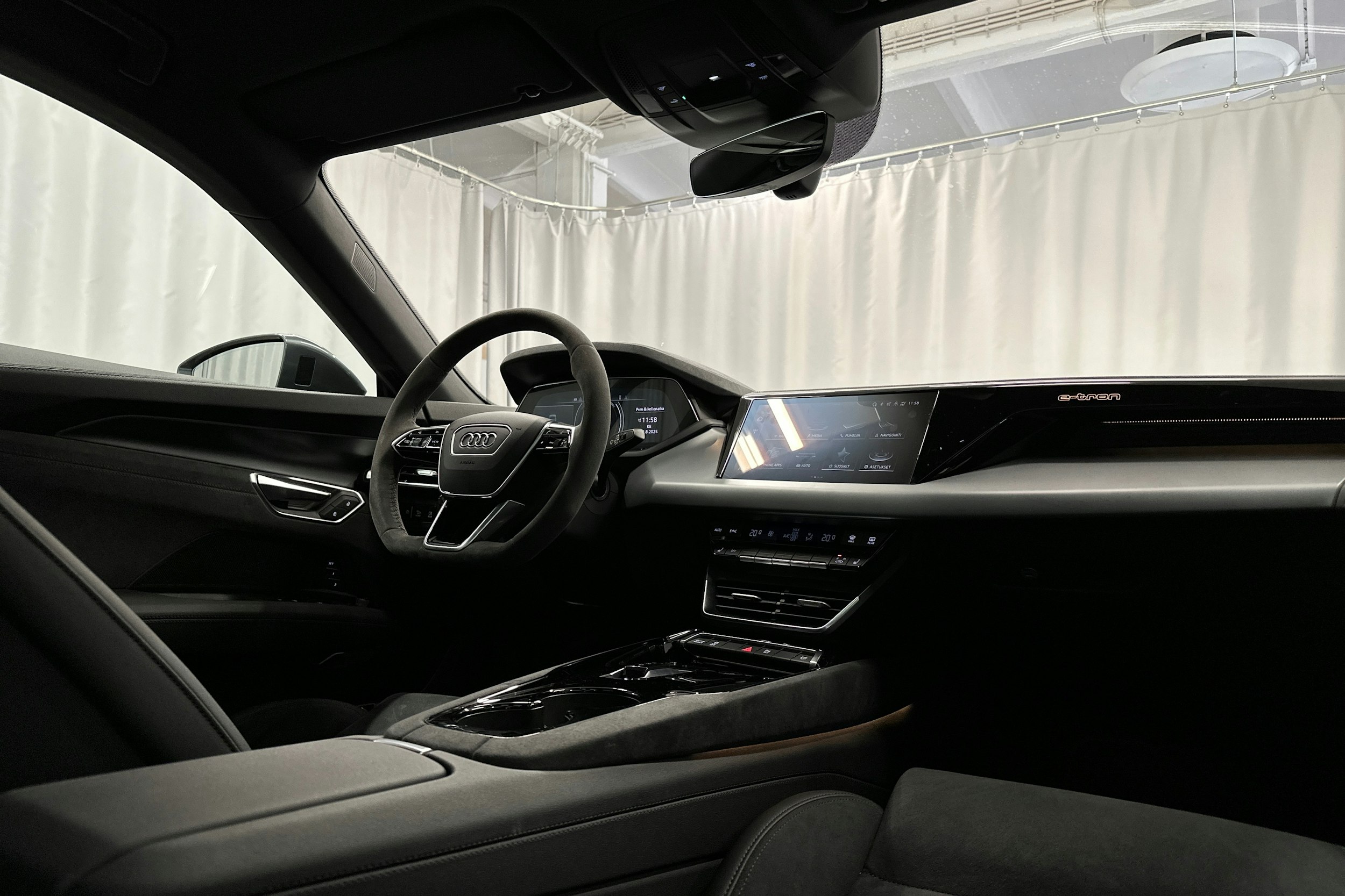 harmaa Audi e-tron 2023 kuva 17.
