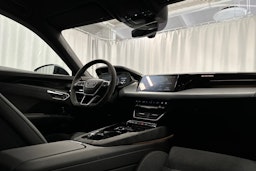 harmaa Audi e-tron 2023 kuva 17.