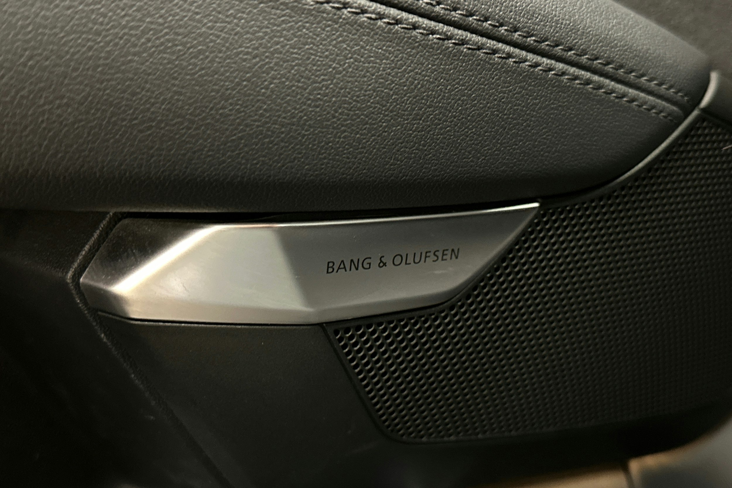 harmaa Audi e-tron 2023 kuva 19.