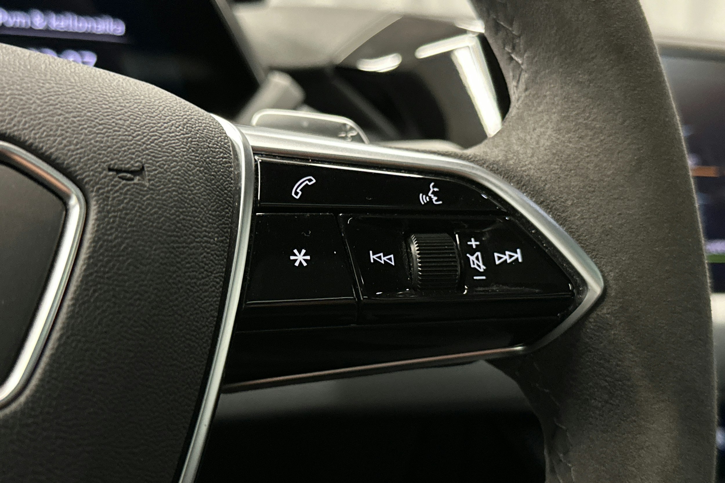 harmaa Audi e-tron 2023 kuva 23.