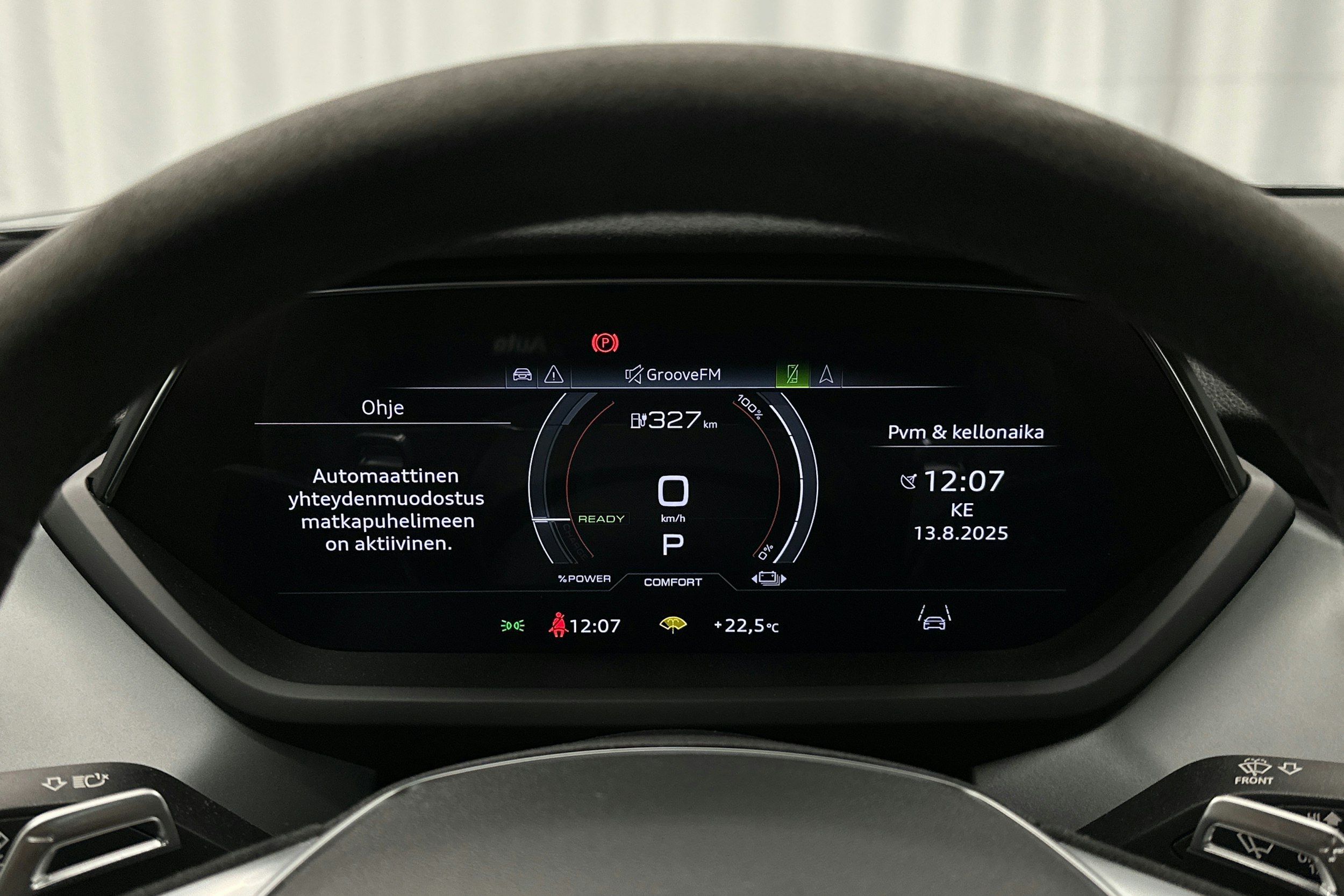 harmaa Audi e-tron 2023 kuva 24.