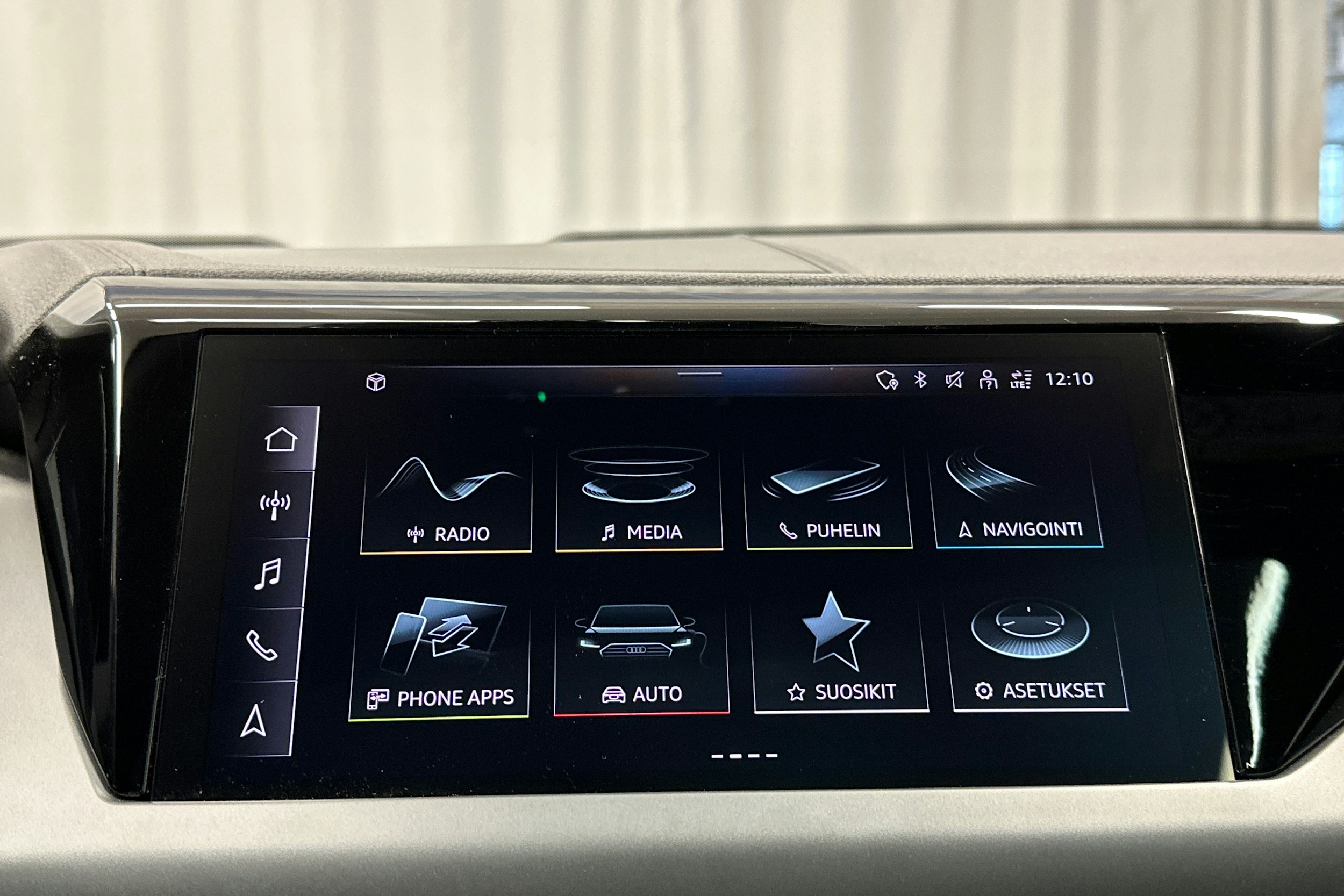 harmaa Audi e-tron 2023 kuva 26.