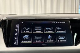 harmaa Audi e-tron 2023 kuva 26.
