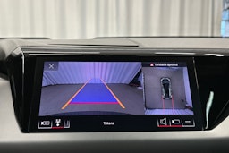 harmaa Audi e-tron 2023 kuva 27.