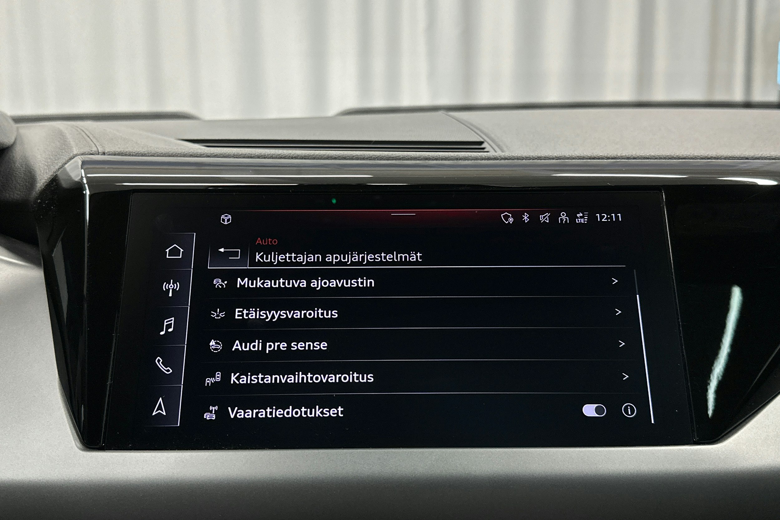 harmaa Audi e-tron 2023 kuva 31.