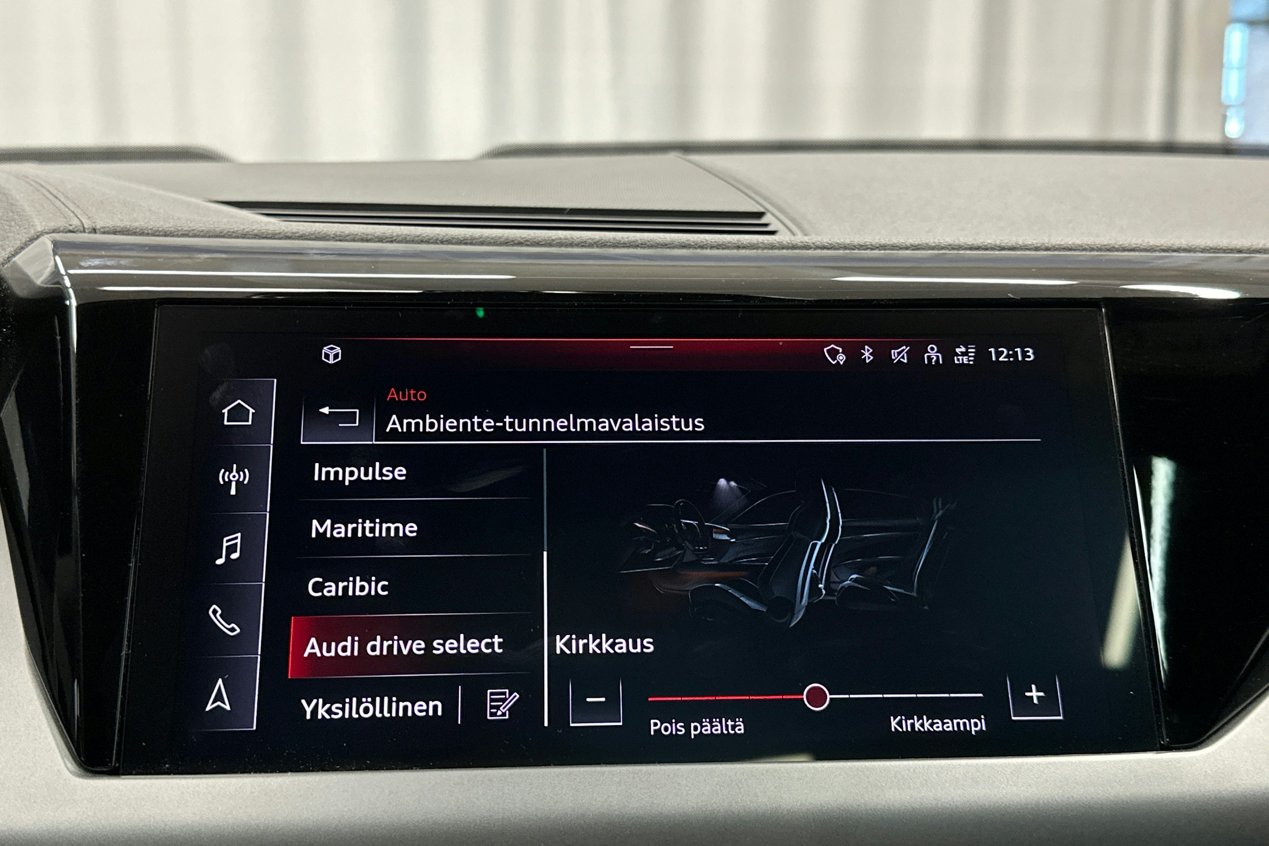 harmaa Audi e-tron 2023 kuva 34.