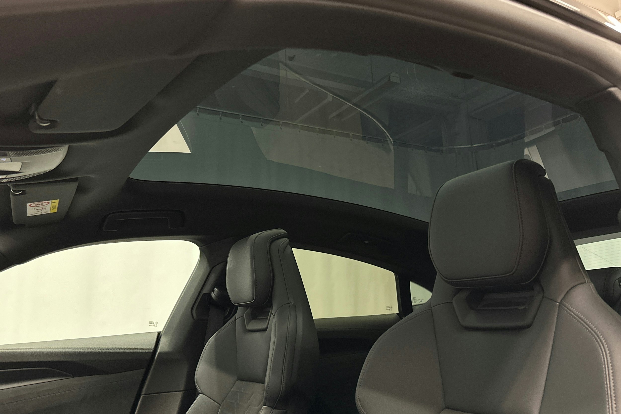 harmaa Audi e-tron 2023 kuva 36.