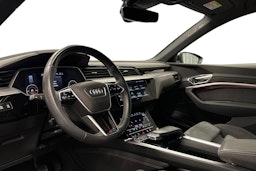 harmaa Audi e-tron 2023 kuva 7.