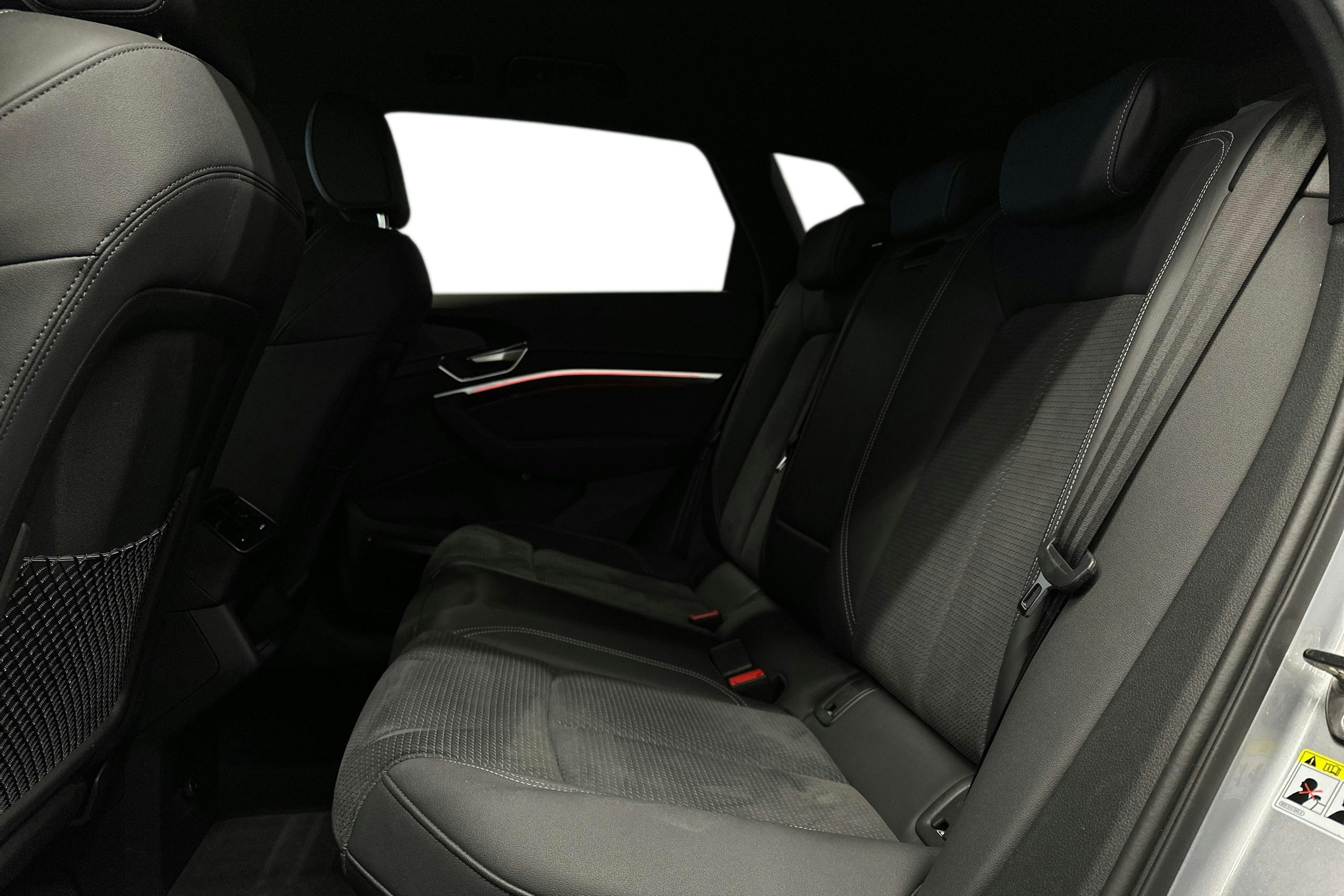 harmaa Audi e-tron 2023 kuva 10.