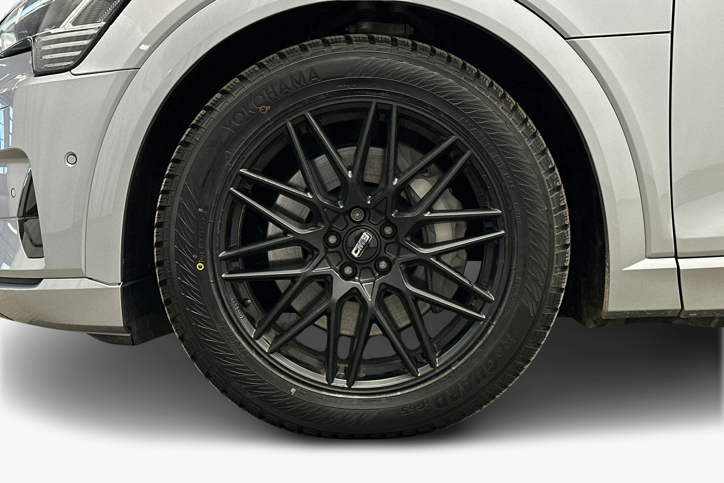 harmaa Audi e-tron 2023 kuva 11.