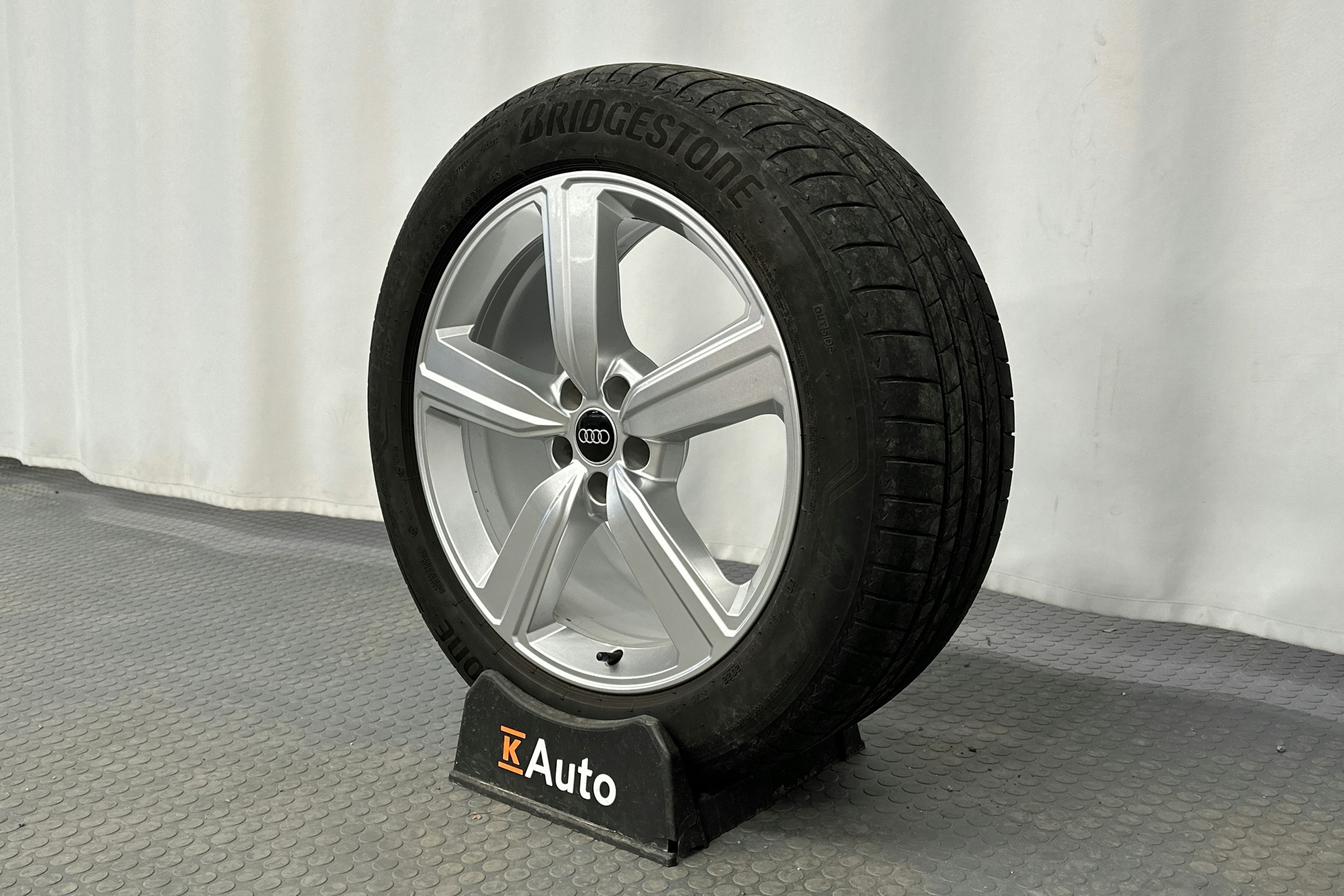 harmaa Audi e-tron 2023 kuva 12.