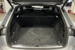 harmaa Audi e-tron 2023 kuva 13.