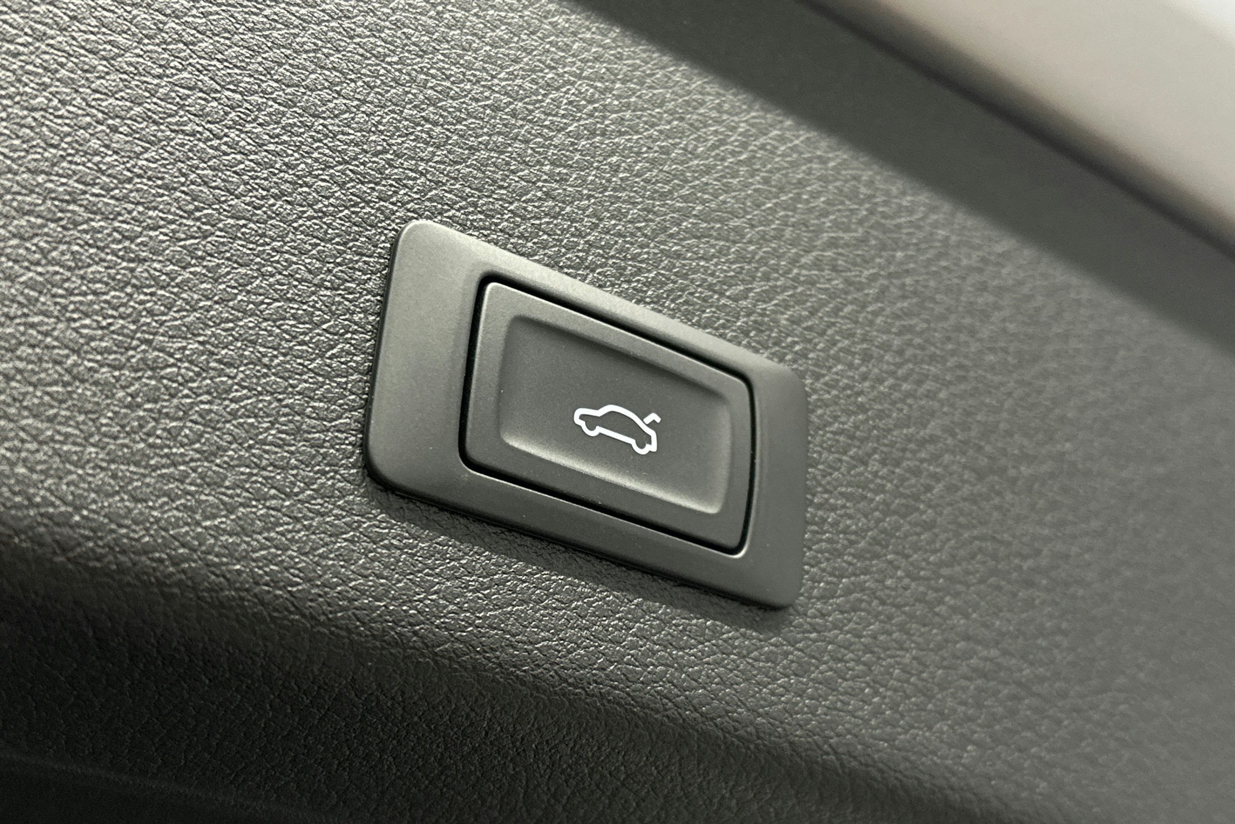 harmaa Audi e-tron 2023 kuva 14.