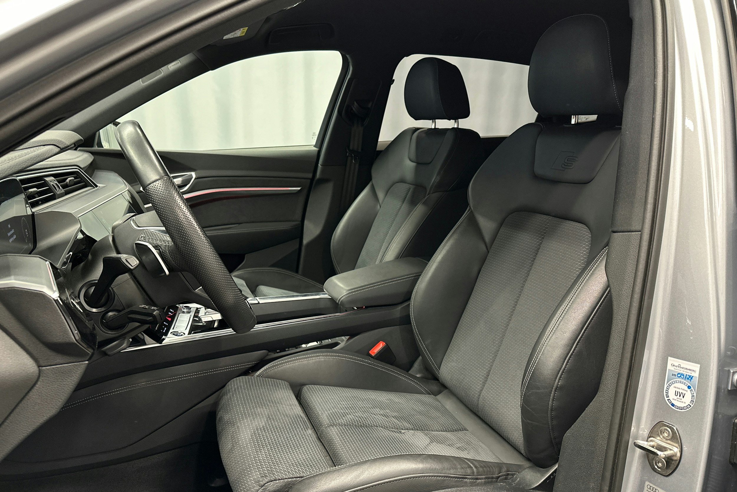 harmaa Audi e-tron 2023 kuva 15.