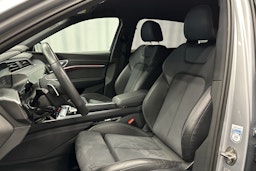 harmaa Audi e-tron 2023 kuva 15.