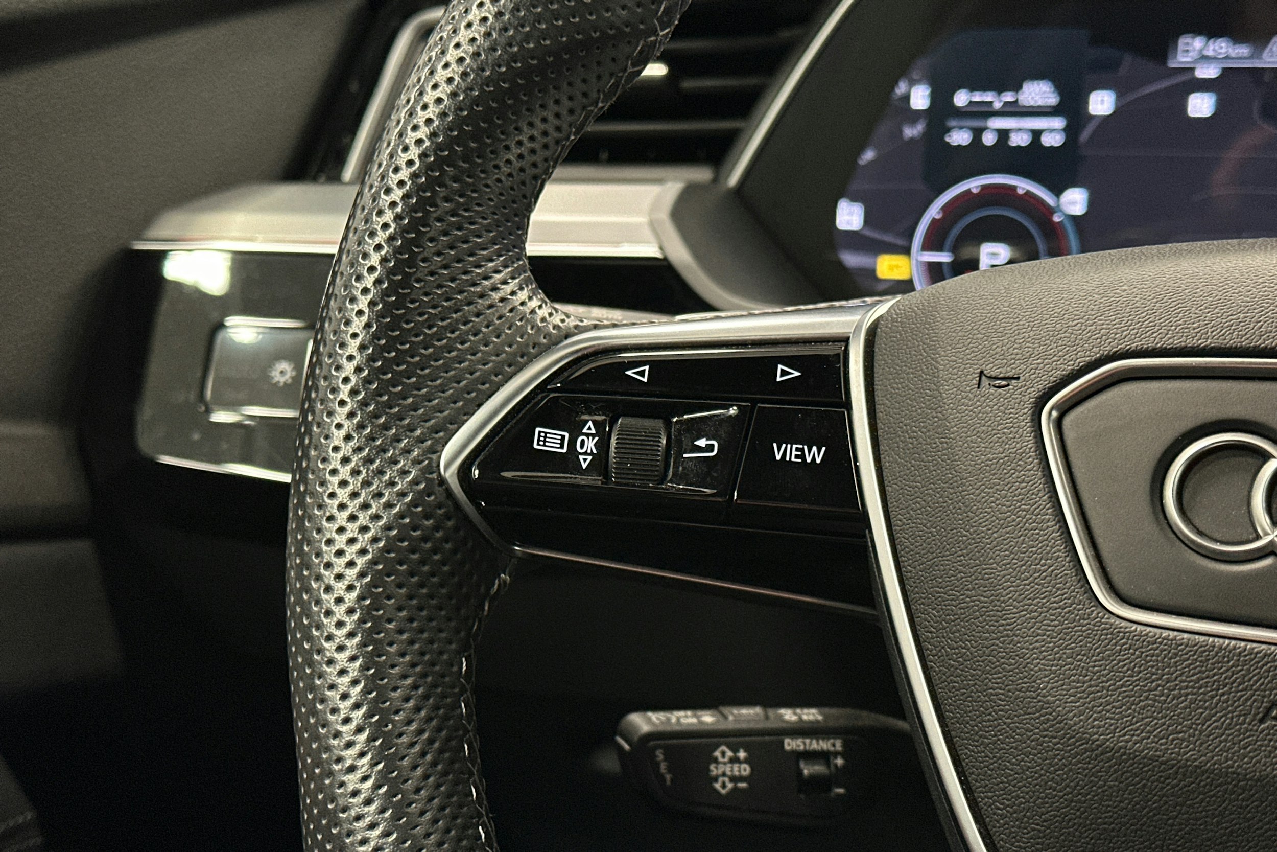 harmaa Audi e-tron 2023 kuva 17.