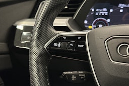 harmaa Audi e-tron 2023 kuva 17.