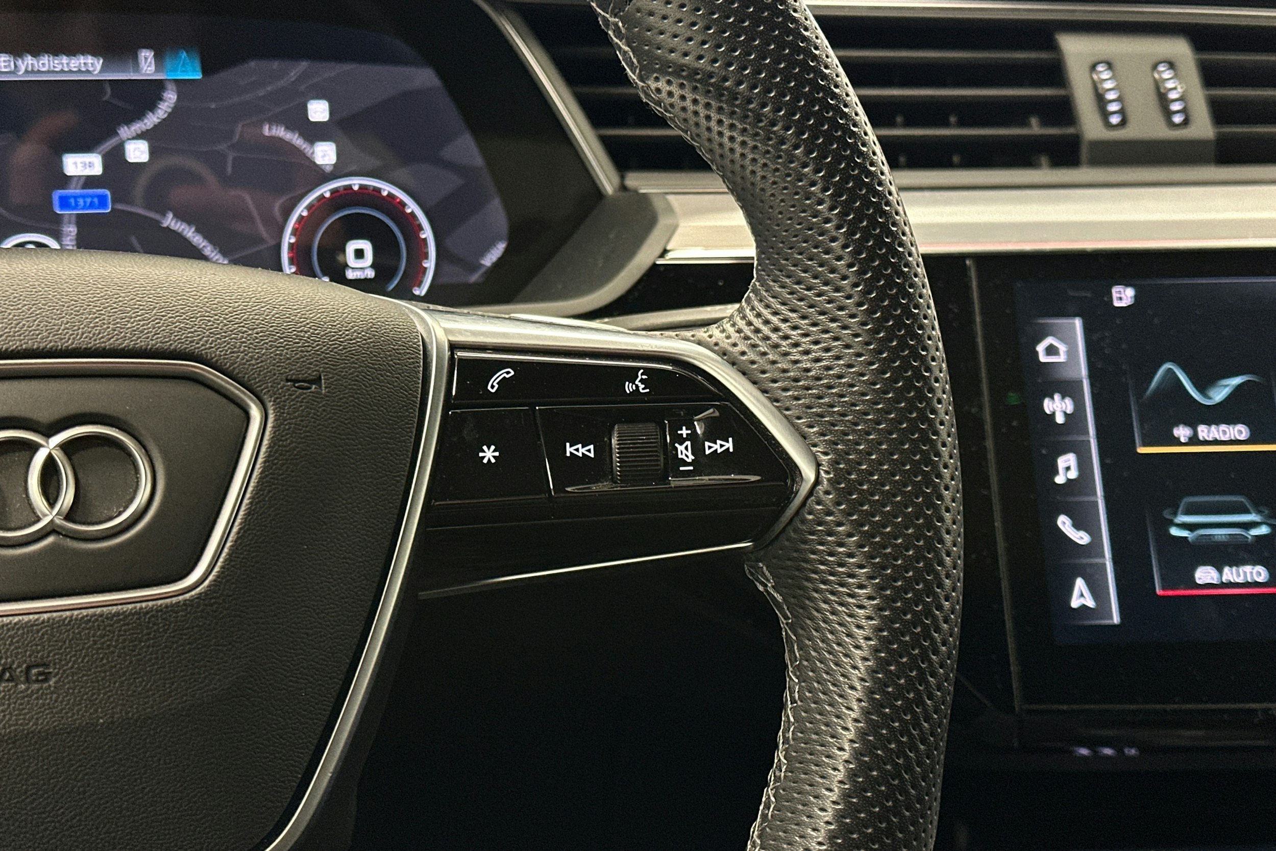 harmaa Audi e-tron 2023 kuva 18.