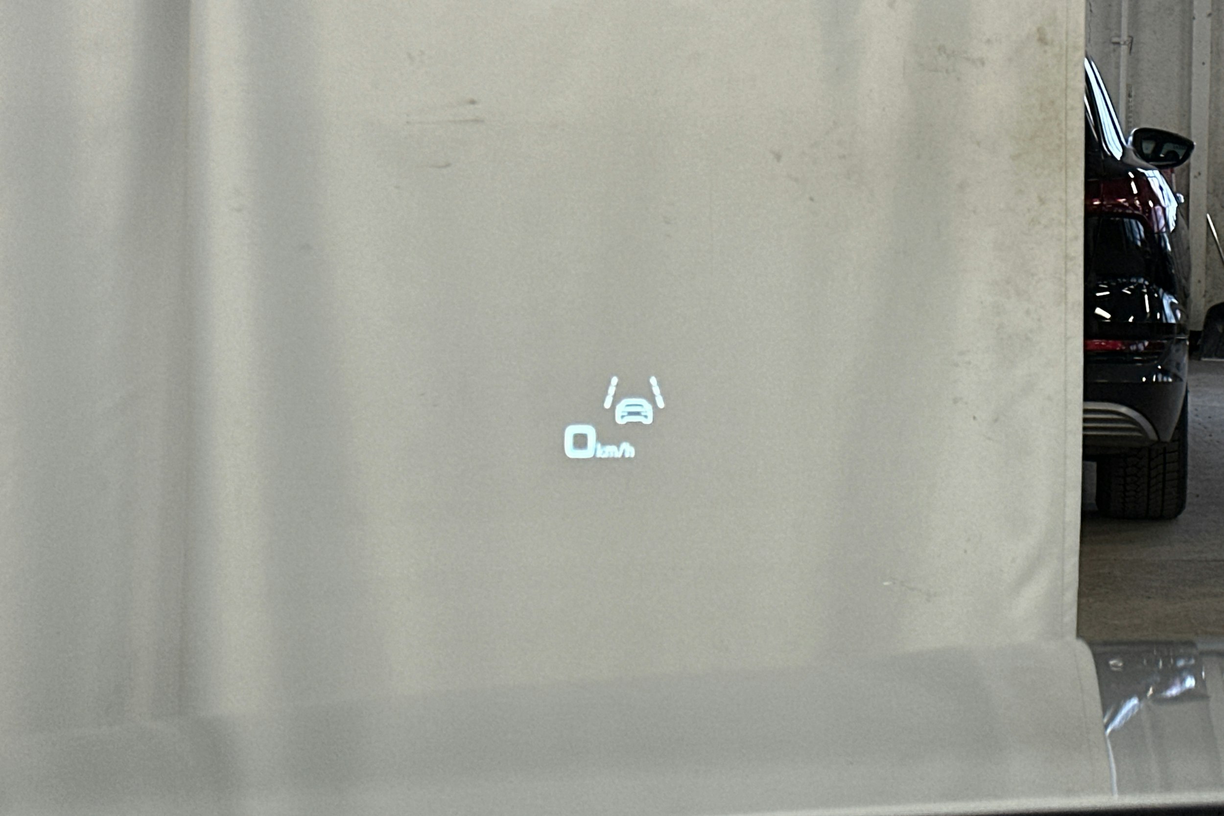 harmaa Audi e-tron 2023 kuva 21.