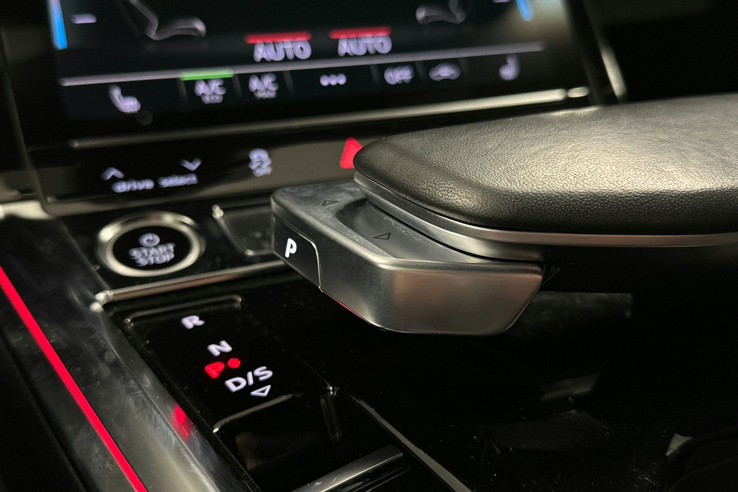 harmaa Audi e-tron 2023 kuva 30.