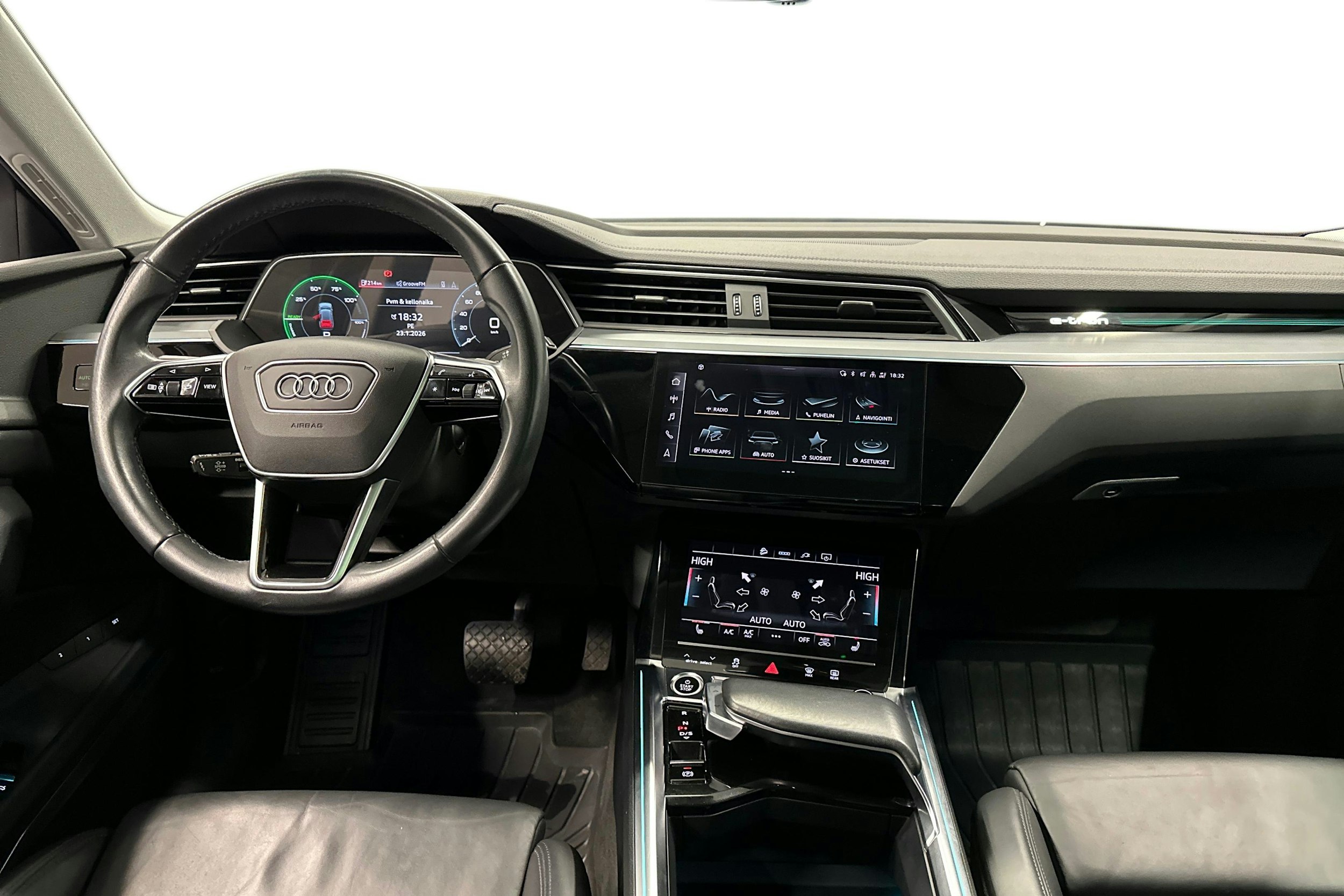 musta Audi e-tron 2023 kuva 9.