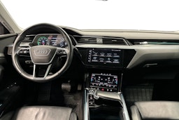 musta Audi e-tron 2023 kuva 9.