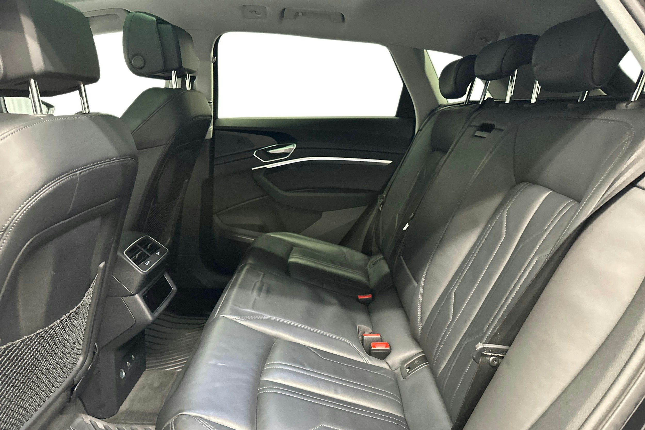 musta Audi e-tron 2023 kuva 10.