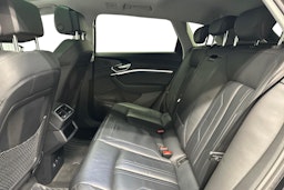 musta Audi e-tron 2023 kuva 10.