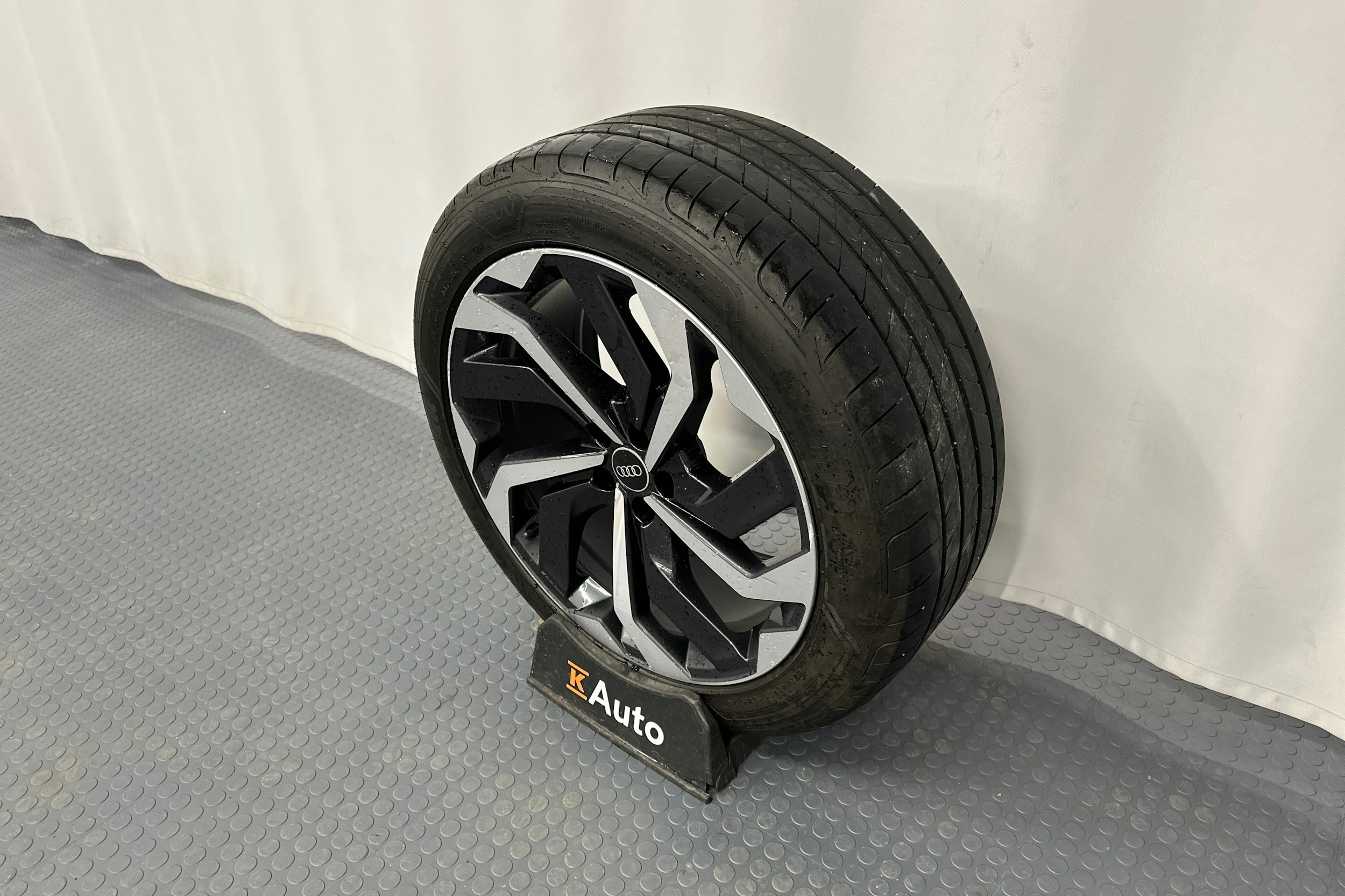 musta Audi e-tron 2023 kuva 13.