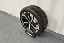 musta Audi e-tron 2023 kuva 13.