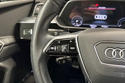 musta Audi e-tron 2023 kuva 14.