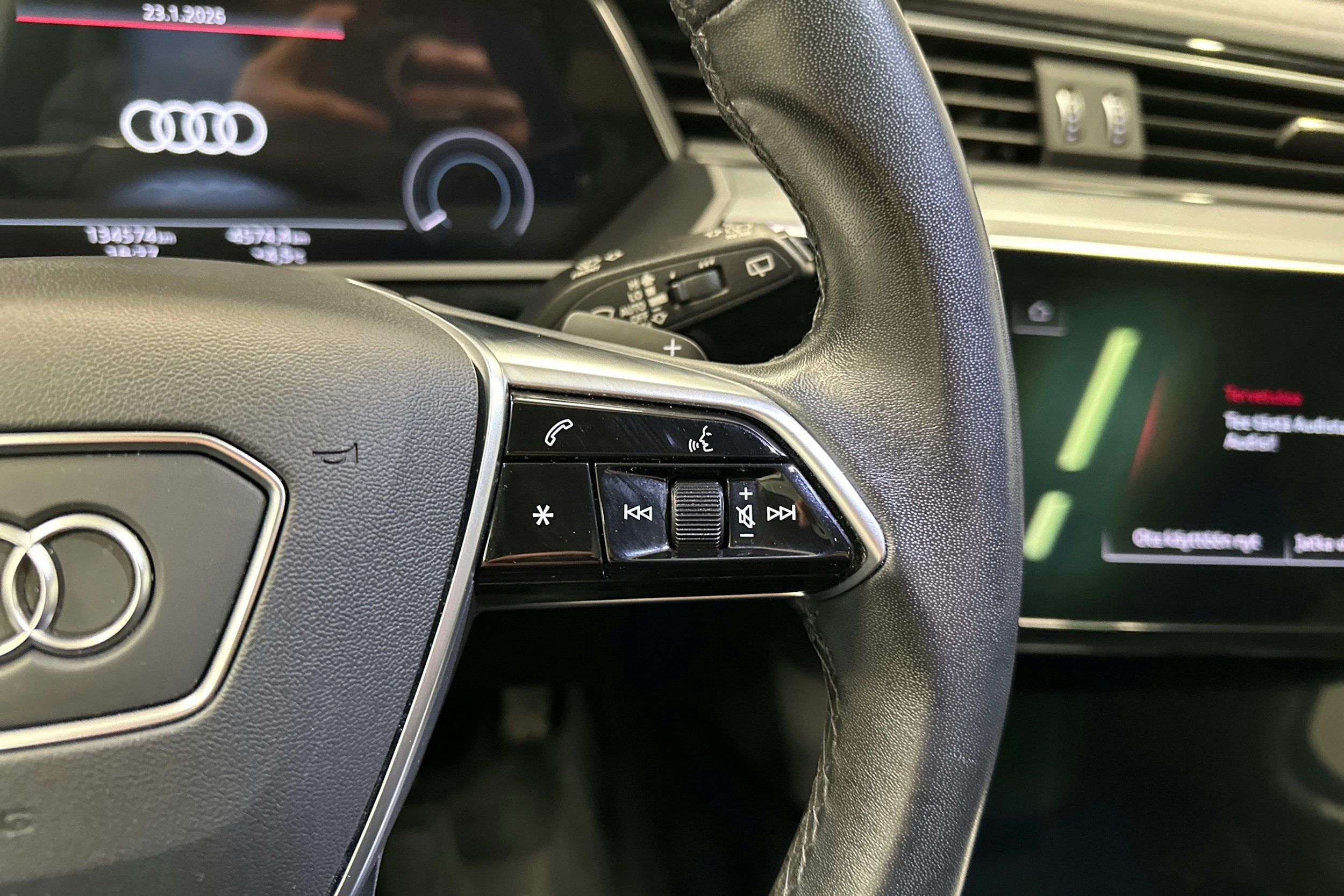musta Audi e-tron 2023 kuva 15.