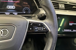 musta Audi e-tron 2023 kuva 15.