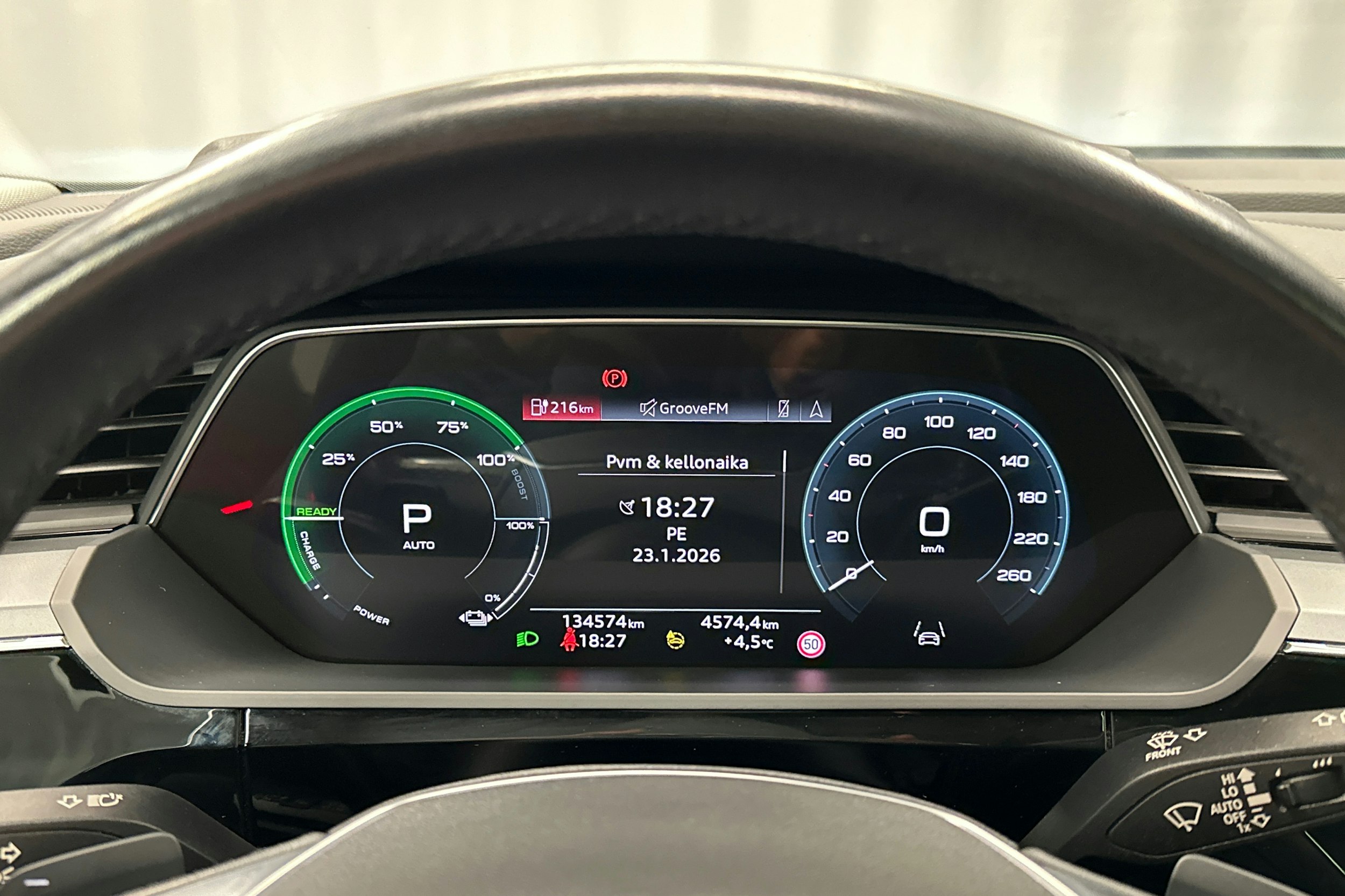 musta Audi e-tron 2023 kuva 16.